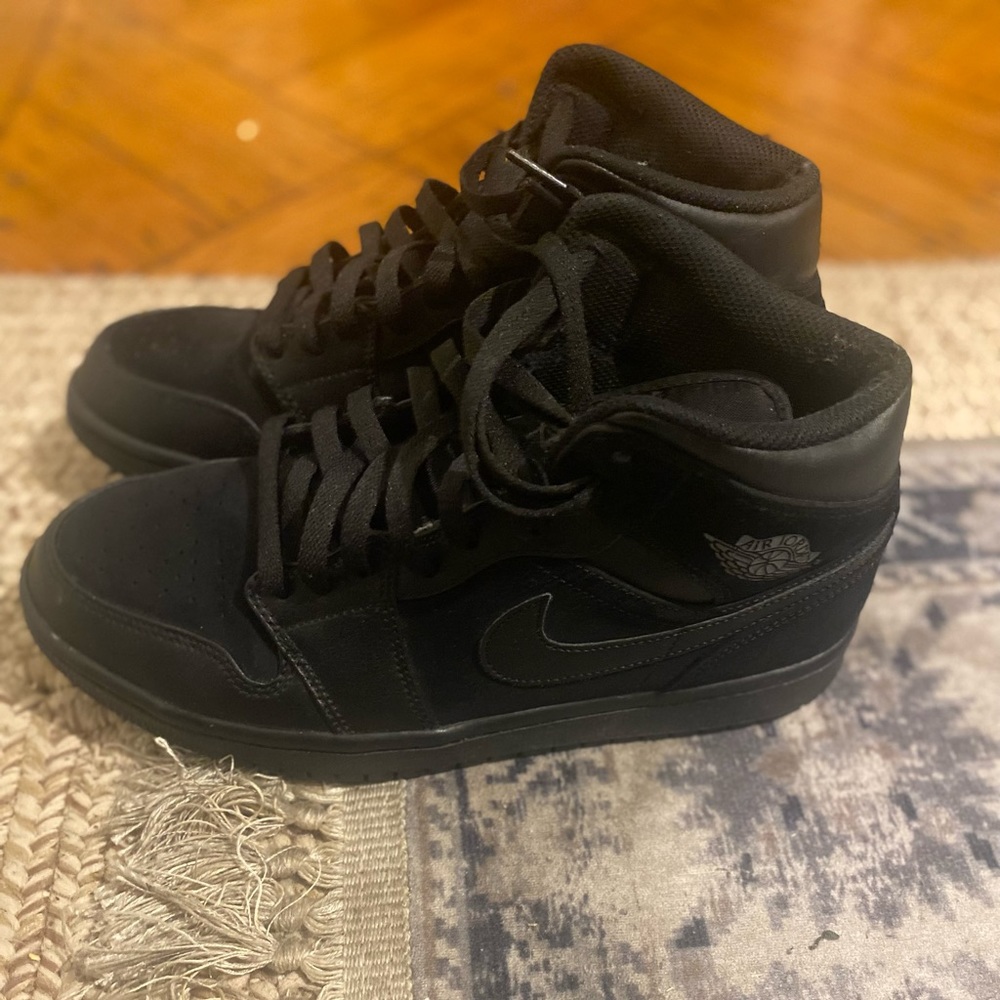Black jordan 1
